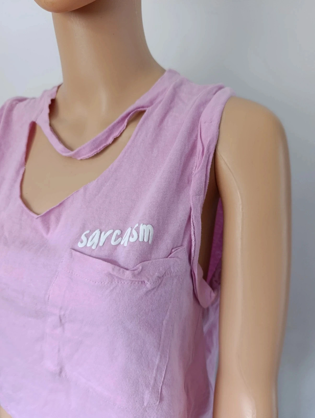Top crop rosa Jennyfer L – Tank top 100 % algodón con bolsillo e inscripción "Sarcasm" – photo 4